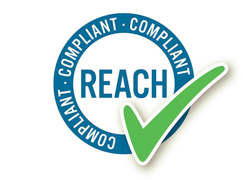 Ein grünes Häkchen ziert ein rundes blaues Abzeichen mit der Aufschrift „REACH“ in der Mitte, dreimal umgeben von dem Wort „COMPLIANT“, was die höchsten Anhängerflugzeug-Standards symbolisiert.