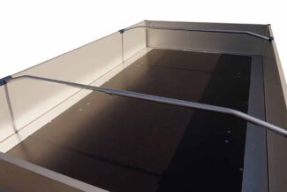 Der „Alubügel für Flachplanen – verstellbar“ ist ein rechteckiger Metallbehälter mit hohen Wänden, zwei waagerechten Stangen an der Oberseite und einem flachen, massiven Innenboden auf schlichtem, weißem Untergrund.