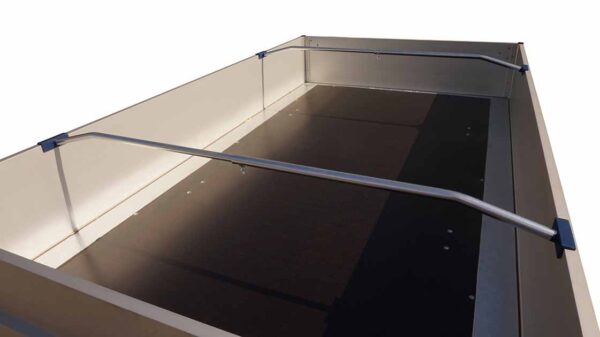 Der „Alubügel für Flachplanen – verstellbar“ ist ein rechteckiger Metallbehälter mit hohen Wänden, zwei waagerechten Stangen an der Oberseite und einem flachen, massiven Innenboden auf schlichtem, weißem Untergrund.