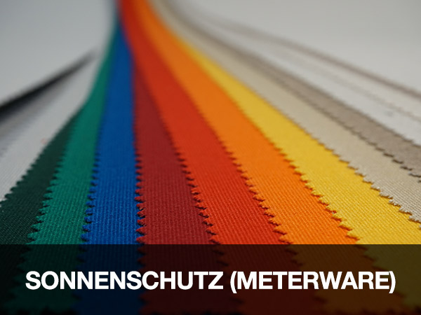 Eine Nahaufnahme von Stoffmustern in leuchtenden Rot-, Orange-, Gelb-, Grün- und Blautönen, die fächerförmig angeordnet sind. Der Text unten lautet „SONNENSCHUTZ (METERWARE)“, ideal für Ihr nächstes Anhängerplane-Projekt.