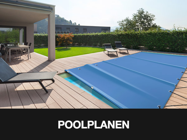 Ein moderner Hinterhof verfügt über eine Holzterrasse, Sonnenliegen und einen Pool mit blauer Poolabdeckung. Links ist eine Terrasse mit Esstisch, alles von einer Hecke umgeben. Der Text „POOLPLANEN“ steht unten wie eine Anhängerplane-Klappe.