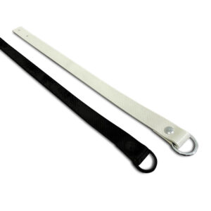 Der Aufrollriemen- schwarz umfasst zwei flache Riemen, einen schwarzen und einen weißen, jeweils mit einem D-Ring und einem Druckknopf aus Metall, die nebeneinander auf einem weißen Hintergrund abgebildet sind.