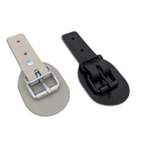 Die Schnallkappe mit Scheuerunterlage - schwarz ist neben einem beigen Armband abgebildet, beide mit passenden Schnallen auf weißem Hintergrund.