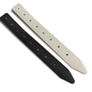 Die Strippe - schwarz ist ein strukturiertes schwarzes Lederarmband mit mehreren Löchern zur Größenanpassung, die diagonal auf einem weißen Hintergrund angebracht sind.