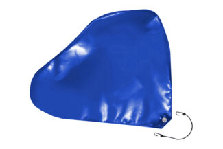 Die Deichselhaube aus PVC-Plane ist eine blaue, gebogene und unregelmäßig geformte Plane mit einer kleinen Öse und zwei schwarzen Haken auf einer Seite zum Befestigen oder Abdecken von Gegenständen.