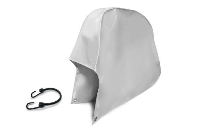 Eine Deichselhaube aus PVC-Plane in Grau mit einer dreieckigen Öffnung ist neben einem schwarzen Bungee-Seil mit Haken an beiden Enden abgebildet.