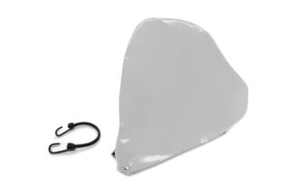 Eine graue, dreieckige Deichselhaube aus PVC-Plane mit einer Ecktülle, abgebildet neben einem schwarzen Bungee-Seil mit Haken an beiden Enden.