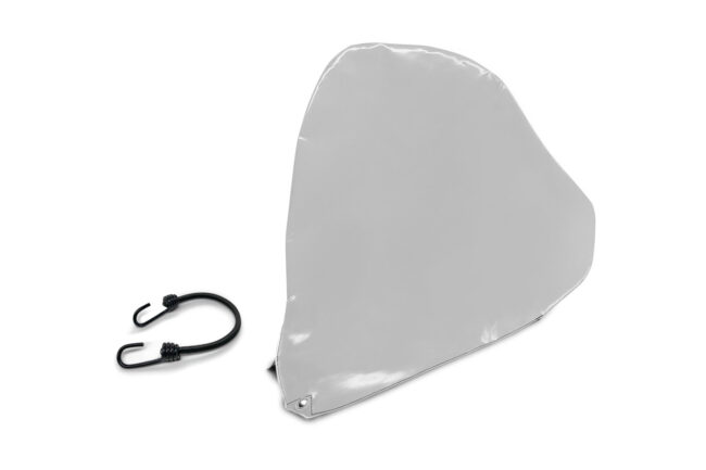 Eine graue, dreieckige Deichselhaube aus PVC-Plane mit einer Ecktülle, abgebildet neben einem schwarzen Bungee-Seil mit Haken an beiden Enden.