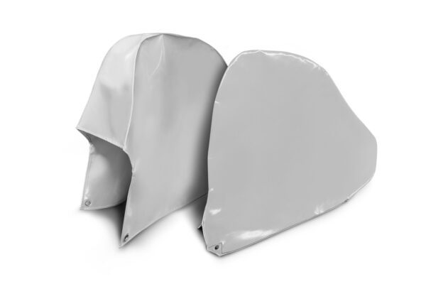 Zwei graue Deichselhauben aus PVC-Plane, eine aufrecht und eine nach vorne geneigt, um die offene Unterseite zu zeigen, beide mit Metallösen an den Ecken auf weißem Hintergrund.