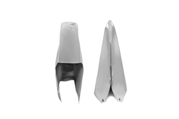 Zwei Deichselhauben aus PVC-Plane in Silber, mit eckigem Design, dargestellt in Vorder- und Seitenansicht auf weißem Hintergrund.