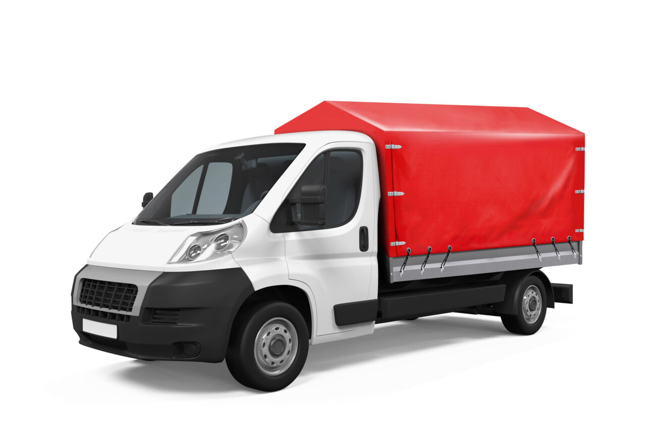 Ein weißer Lieferwagen mit roter Plane steht leicht nach links geneigt geparkt. Der Lastwagen hat ein modernes Design mit sichtbaren Seitenspiegeln und die rote Plane ist mit Bändern sicher befestigt.
