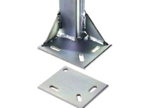 Das Planengestell verfügt über eine Metallhalterung mit quadratischer Basis, vier abgewinkelte Stützen mit Bolzenlöchern und eine identische rechteckige Platte darunter mit abgerundeten Schlitzen, die sich perfekt zur strukturellen Unterstützung eignet.
