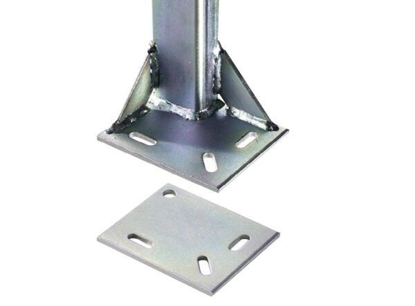 Das Planengestell verfügt über eine Metallhalterung mit quadratischer Basis, vier abgewinkelte Stützen mit Bolzenlöchern und eine identische rechteckige Platte darunter mit abgerundeten Schlitzen, die sich perfekt zur strukturellen Unterstützung eignet.