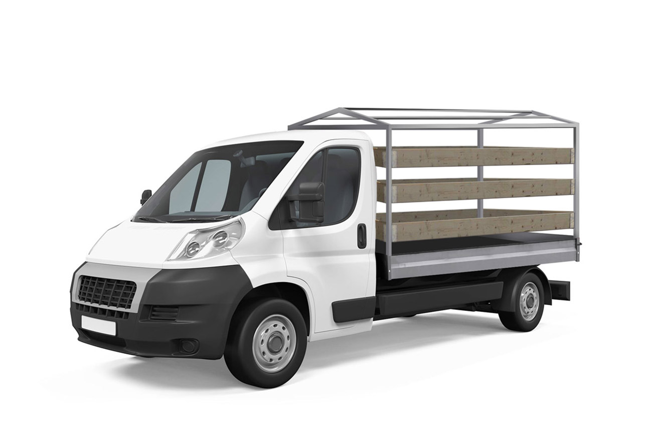 Ein weißer Pritschenwagen mit Metallrahmen, hölzernen Seitenwänden und einer Anhängerplane-Abdeckung, von vorne rechts betrachtet. Die Kabine ist geschlossen und das Fahrzeug ist auf einem schlichten weißen Hintergrund geparkt.