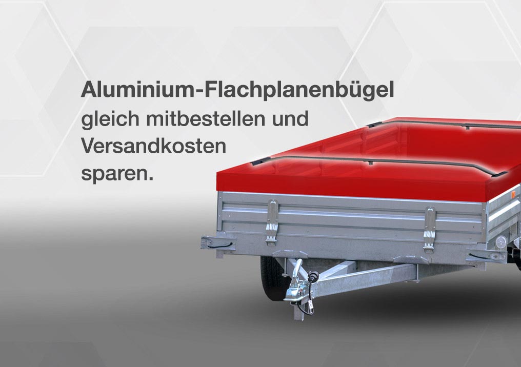 Vor weißem Hintergrund ist eine Teilansicht eines Anhängers mit roter Plane zu sehen. Ein deutscher Text wirbt für die Bestellung von Aluminium-Flachrahmenstützen, um Versandkosten zu sparen.