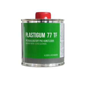 Eine 250ml Metalldose mit rotem Deckel und grünem Etikett, PVC-Planenkleber - Plastigum77, Klebstoff für PVC- und PU-Leder, deutsch/englischer Text.