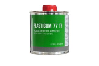 Eine 250ml Metalldose mit rotem Deckel und grünem Etikett, PVC-Planenkleber - Plastigum77, Klebstoff für PVC- und PU-Leder, deutsch/englischer Text.