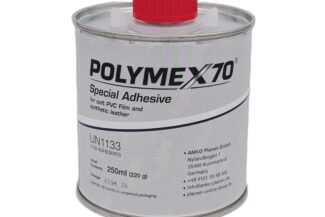 Eine 250-ml-Pinseldose mit PVC-Kleber „Polymex70“ und rotem Deckel, gekennzeichnet für die Anwendung auf PVC-Folie und Kunstleder.