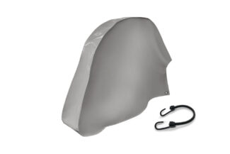 Eine graue Schutzhülle mit elastischem Rand, abgebildet neben einem schwarzen Bungee-Seil mit Haken an beiden Enden.