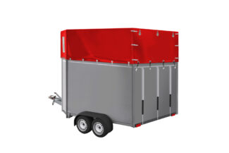 Bild eines Pferdeanhaengers von hinten, geschlossen, mit roter PVC Plane auf weißem Hintergrund