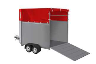 Bild eines Pferdeanhaengers von hinten, geöffnet, mit roter PVC Plane auf weißem Hintergrund